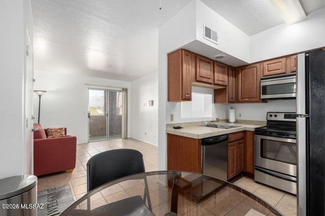 1810 E Blacklidge Dr Apt 123, Tucson, AZ 85719