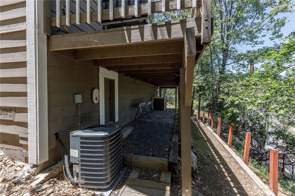 Image 25 of property listing at 1164 Klondike, Lake Arrowhead, CA 92352
