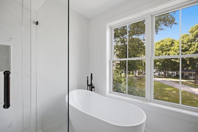 61 Mcalee Ave, Framingham, MA 01702