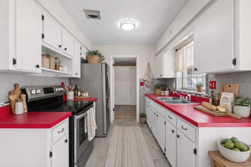 Image 6 of property listing at 49 S OSCEOLA STREET, Beverly Hills, FL 34465