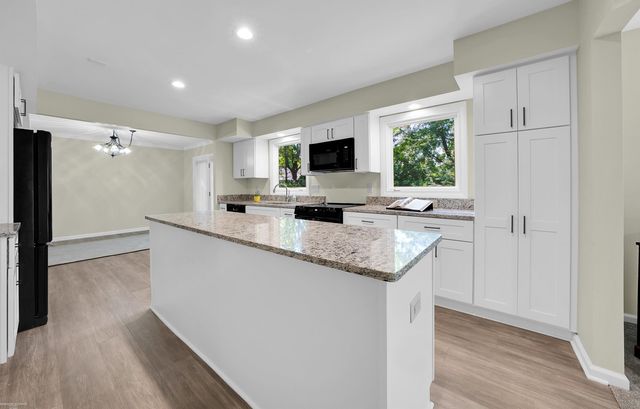 2700 Renshaw Drive, Troy, MI 48085