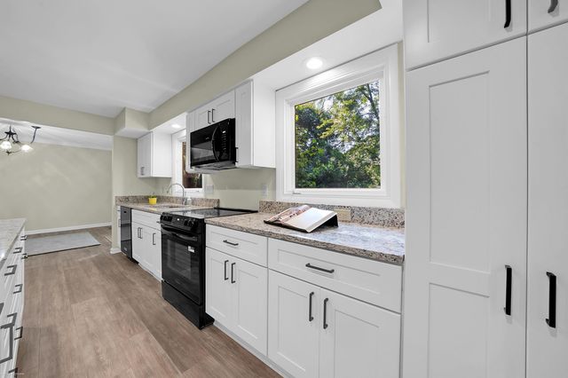 2700 Renshaw Drive, Troy, MI 48085