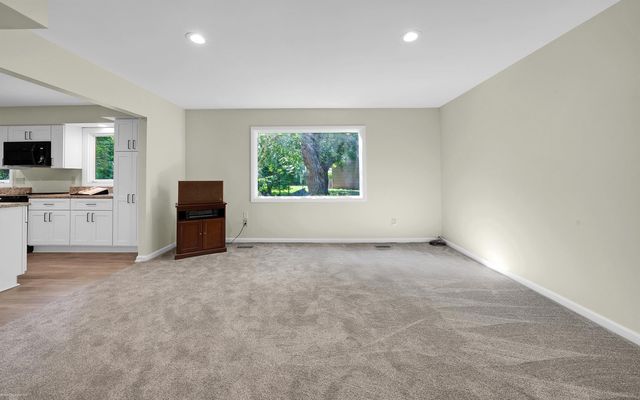 2700 Renshaw Drive, Troy, MI 48085