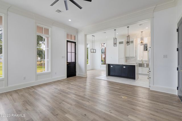 325 Bozeman Trail, Scott, LA 70583