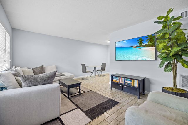 1900 NE 8TH Court 104, Fort Lauderdale, FL 33304