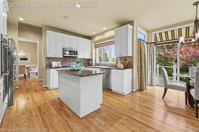 1811 Blue Grass Drive, Rochester Hills, MI 48306