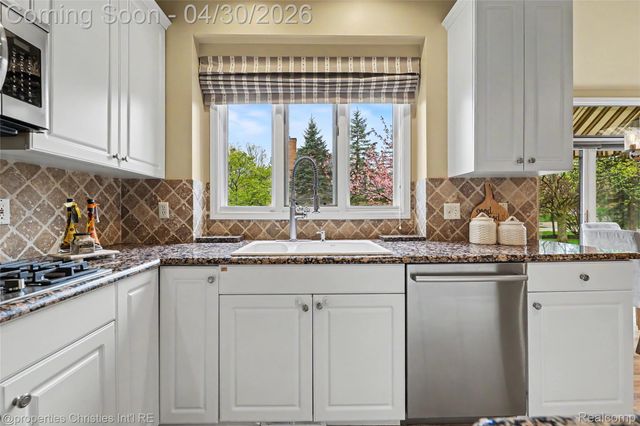 1811 Blue Grass Drive, Rochester Hills, MI 48306