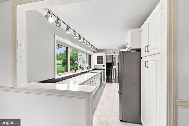 260 BLOSSOM HILL DR, Lancaster, PA 17601
