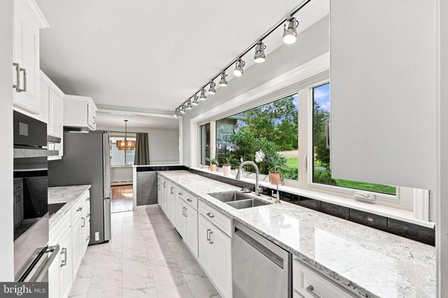 260 BLOSSOM HILL DR, Lancaster, PA 17601