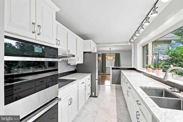 260 BLOSSOM HILL DR, Lancaster, PA 17601