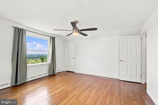 260 BLOSSOM HILL DR, Lancaster, PA 17601