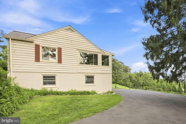 260 BLOSSOM HILL DR, Lancaster, PA 17601