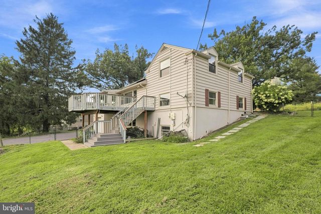 260 BLOSSOM HILL DR, Lancaster, PA 17601