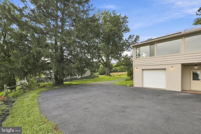 260 BLOSSOM HILL DR, Lancaster, PA 17601