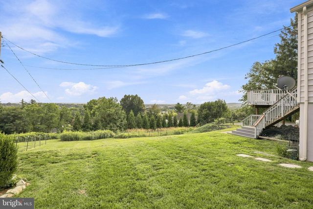 260 BLOSSOM HILL DR, Lancaster, PA 17601