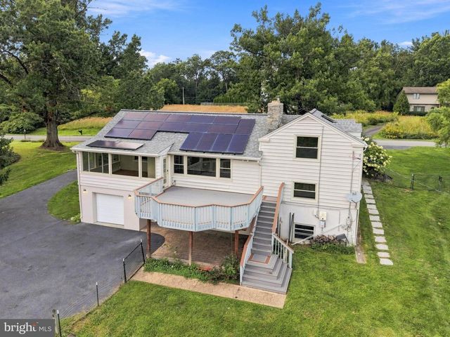 260 BLOSSOM HILL DR, Lancaster, PA 17601