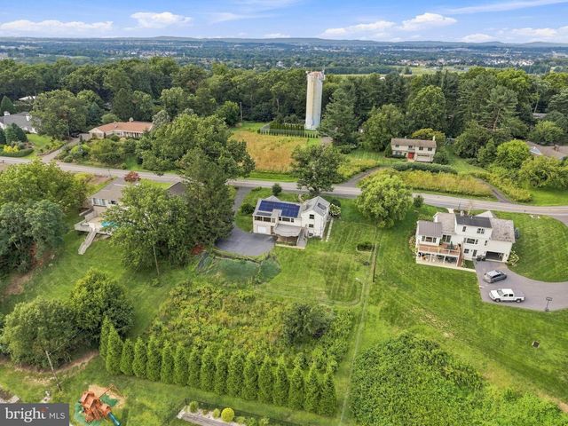 260 BLOSSOM HILL DR, Lancaster, PA 17601