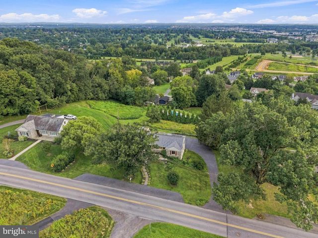 260 BLOSSOM HILL DR, Lancaster, PA 17601