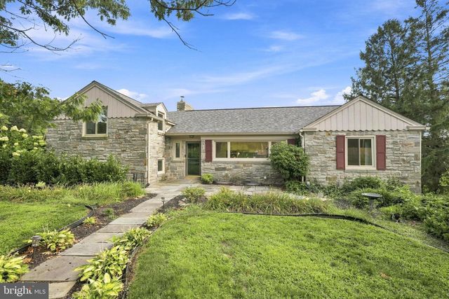 260 BLOSSOM HILL DR, Lancaster, PA 17601