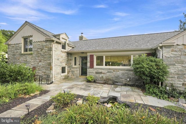 260 BLOSSOM HILL DR, Lancaster, PA 17601