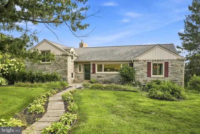 260 BLOSSOM HILL DR, Lancaster, PA 17601