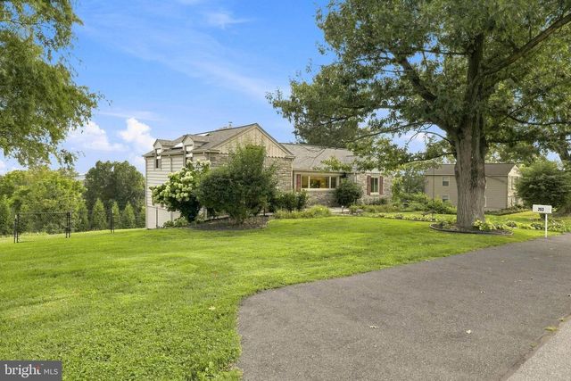 260 BLOSSOM HILL DR, Lancaster, PA 17601