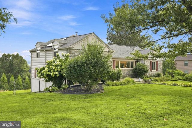 260 BLOSSOM HILL DR, Lancaster, PA 17601