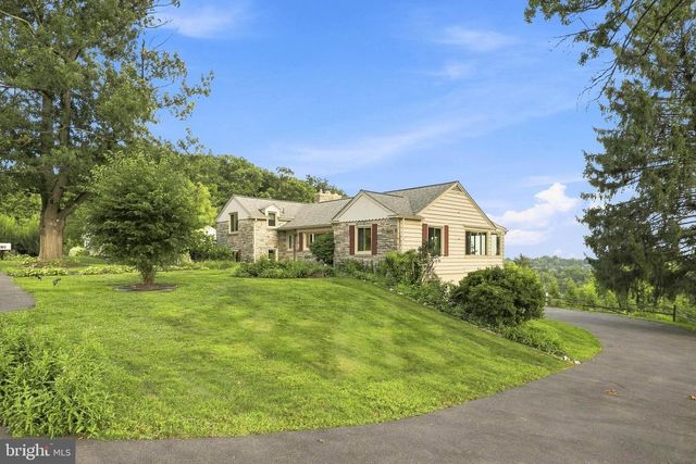 260 BLOSSOM HILL DR, Lancaster, PA 17601