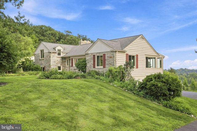 260 BLOSSOM HILL DR, Lancaster, PA 17601