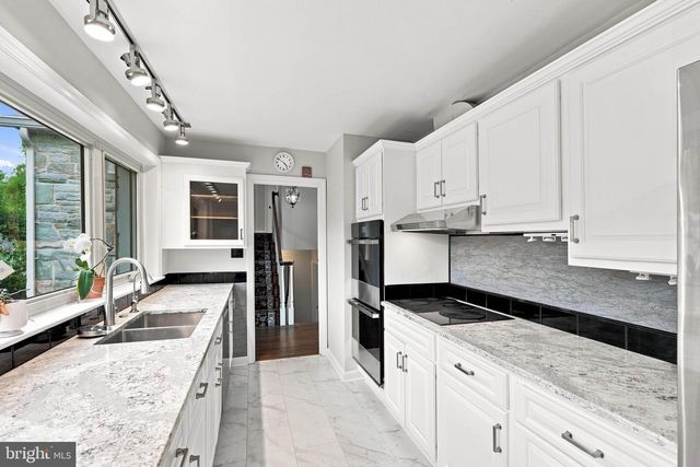 260 BLOSSOM HILL DR, Lancaster, PA 17601