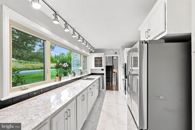 260 BLOSSOM HILL DR, Lancaster, PA 17601