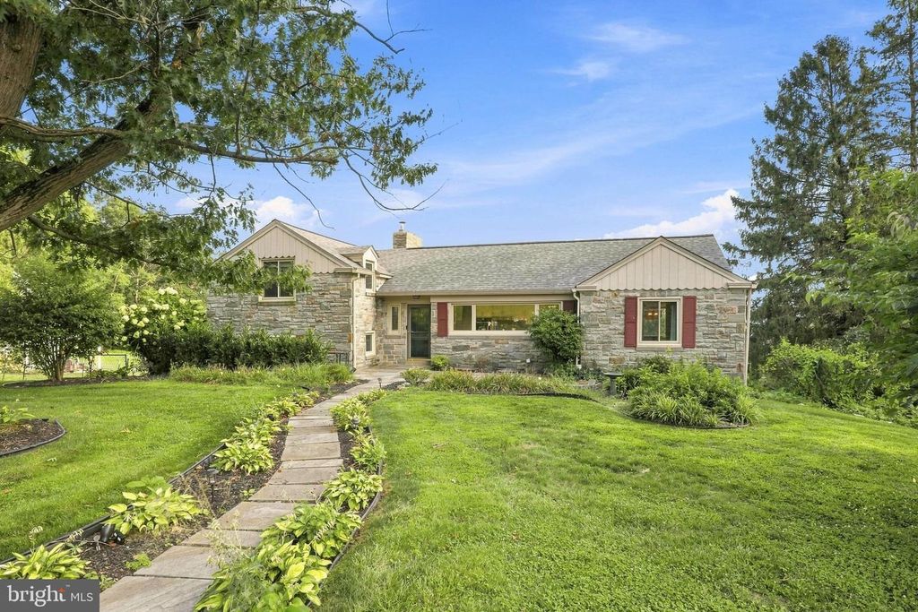 260 BLOSSOM HILL DR, Lancaster, PA 17601