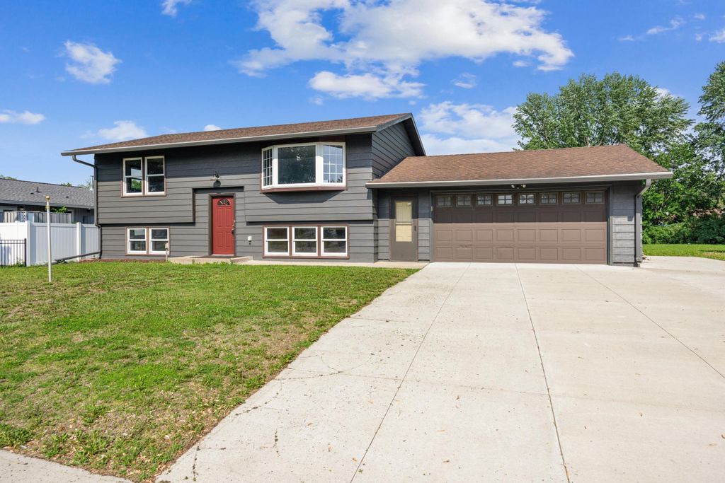 1142 25th Avenue N, Saint Cloud, MN 56303