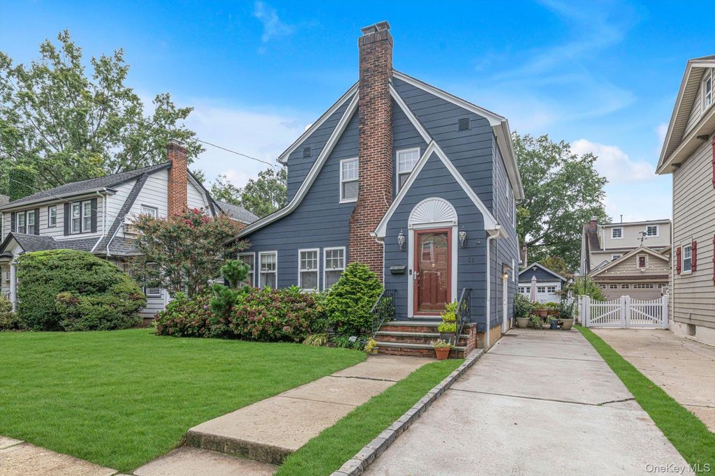 91 Geranium Avenue, Floral Park, NY 11001