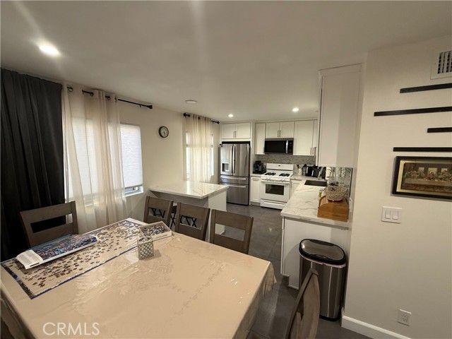 9702 Via Roma, Burbank, CA 91504