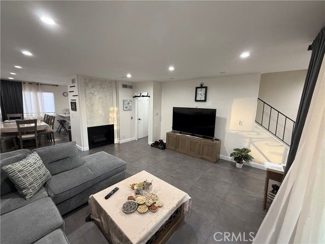 9702 Via Roma, Burbank, CA 91504