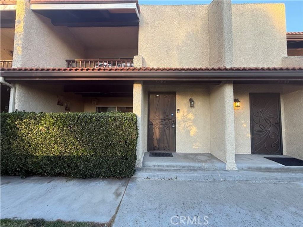 9702 Via Roma, Burbank, CA 91504