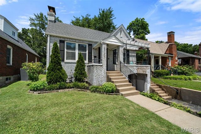 8777 Bridgeport Avenue, Brentwood, MO 63144