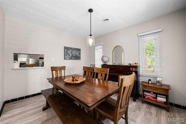 8777 Bridgeport Avenue, Brentwood, MO 63144