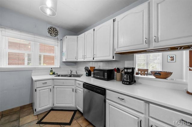 8777 Bridgeport Avenue, Brentwood, MO 63144
