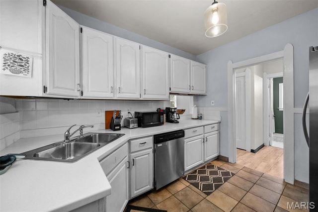 8777 Bridgeport Avenue, Brentwood, MO 63144