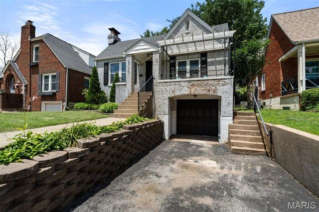 8777 Bridgeport Avenue, Brentwood, MO 63144