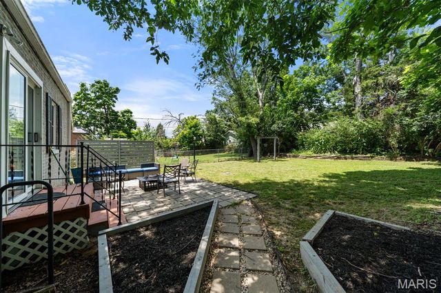 8777 Bridgeport Avenue, Brentwood, MO 63144