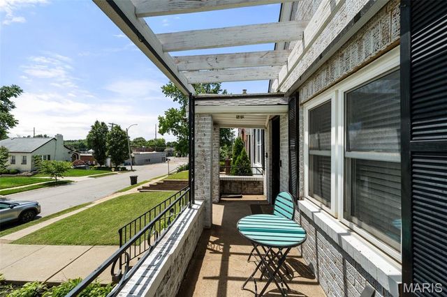 8777 Bridgeport Avenue, Brentwood, MO 63144