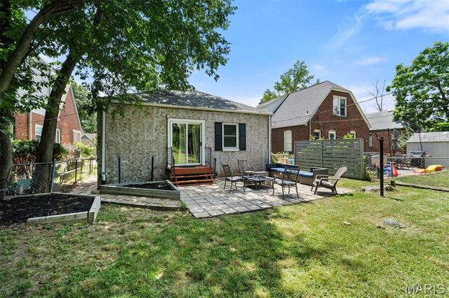8777 Bridgeport Avenue, Brentwood, MO 63144