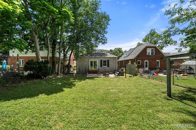 8777 Bridgeport Avenue, Brentwood, MO 63144