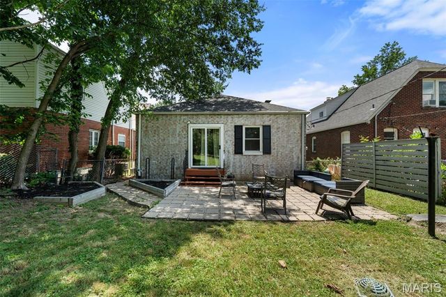8777 Bridgeport Avenue, Brentwood, MO 63144