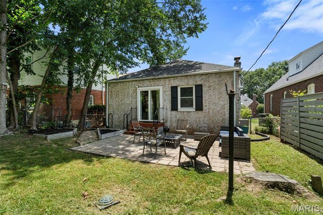 8777 Bridgeport Avenue, Brentwood, MO 63144