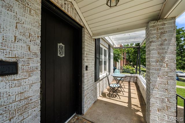 8777 Bridgeport Avenue, Brentwood, MO 63144