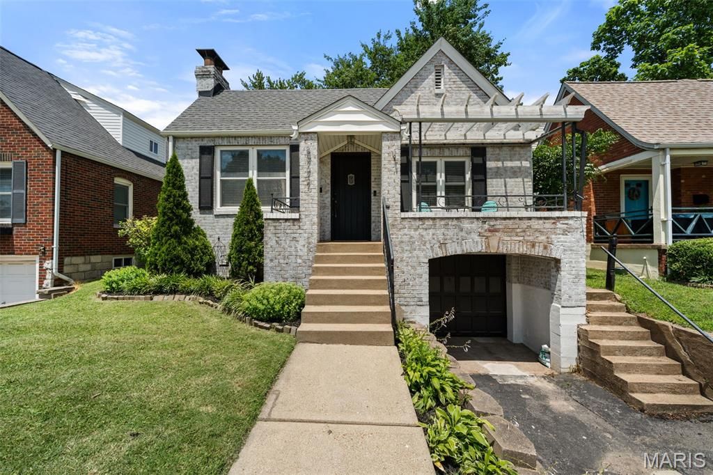 8777 Bridgeport Avenue, Brentwood, MO 63144